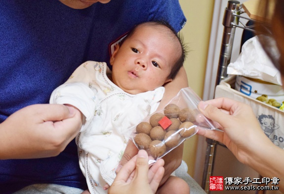 剃胎毛、滿月剃頭、嬰兒剃頭、嬰兒理髮、嬰兒剃髮、嬰兒剃胎毛、嬰兒滿月剃頭、寶寶剃頭、剃胎毛儀式、剃胎毛吉祥話、滿月剃頭儀式、滿月剃頭吉祥話、寶寶剃胎毛、寶寶滿月剃頭理髮、 台中西區剃胎毛、台中西區滿月剃頭、 台中西區嬰兒剃頭剃胎毛、台中西區嬰兒理髮、台中西區嬰兒剃髮、蘇寶寶(台中西區到府嬰兒寶寶滿月剃頭理髮、免費到府嬰兒剃胎毛儀式吉祥話)。到府剃頭剃胎毛主持、專業拍照、DVD光碟、證書。★購買「臍帶章、肚臍章、胎毛筆刷印章」贈送：剃頭、收涎、抓周，三選一。2016.01.06 照片7
